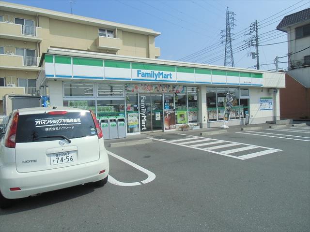 コンビニ　ファミリーマート（コンビニ）まで707m