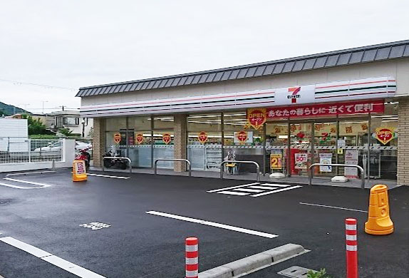 コンビニ　セブンイレブン 鹿王院駅前店（コンビニ）まで150m