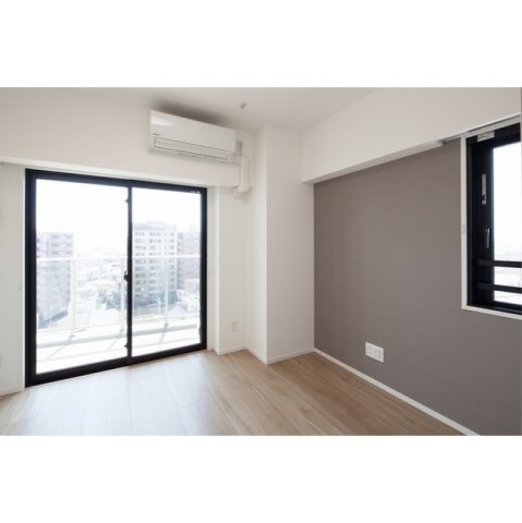その他部屋・スペース　落ち着いた色合いの床材を使用した居住空間です。