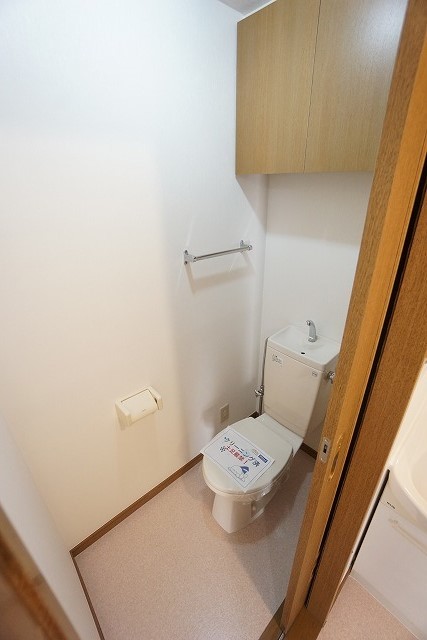 トイレ　別号室の写真です。