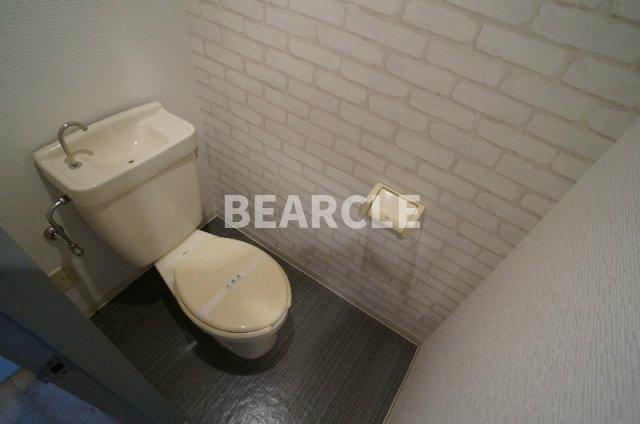 トイレ　落ち着いた色調のトイレです
