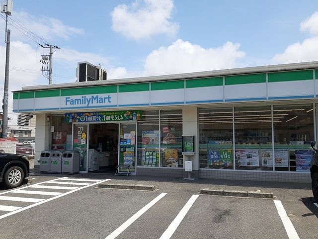 コンビニ　ファミリーマート様（コンビニ）まで430m