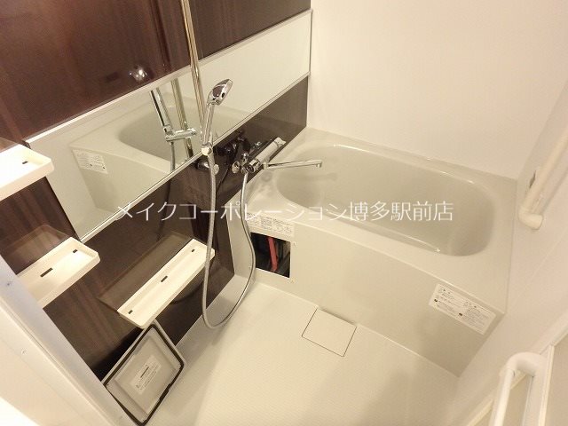 バス・シャワールーム　※階数により床・建具の色が異なります