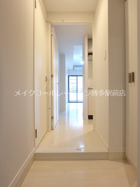 玄関　※階数により床・建具の色が異なります