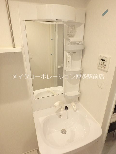 洗面設備　※階数により床・建具の色が異なります