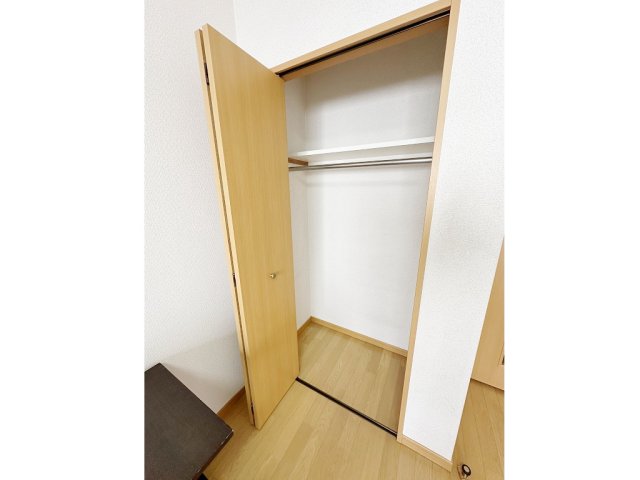 収納　明るい色調の室内です