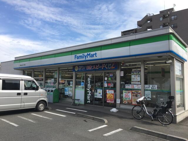 コンビニ　ファミリーマート日野旭が丘三丁目店（コンビニ）まで395m