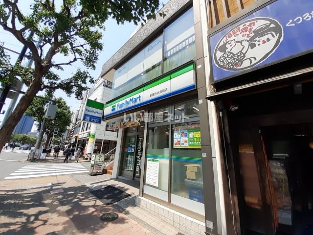 コンビニ　ファミリーマート新宿市ヶ谷見附店（コンビニ）まで442m