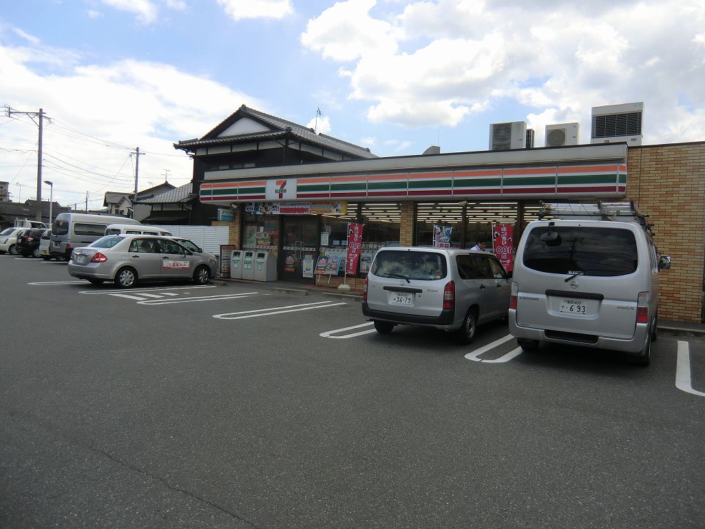 コンビニ　セブンイレブン（コンビニ）まで674m