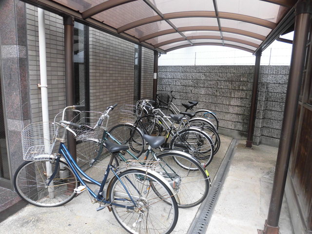 駐車場　敷地内に屋根付きの駐輪場有ります。