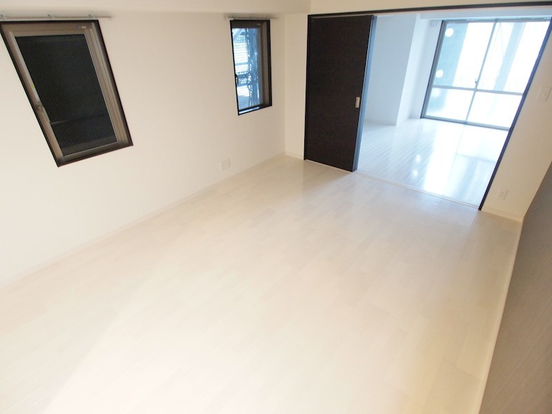 居室・リビング　広々した窓が大きく明るいお部屋です。
