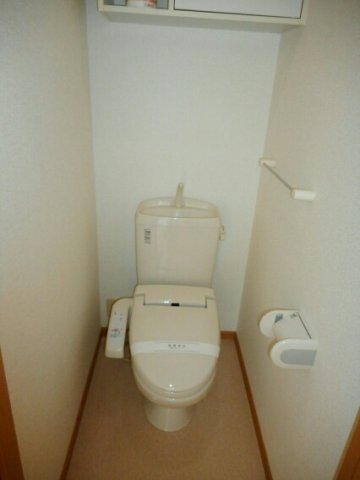 トイレ　落ち着いた色調のトイレです