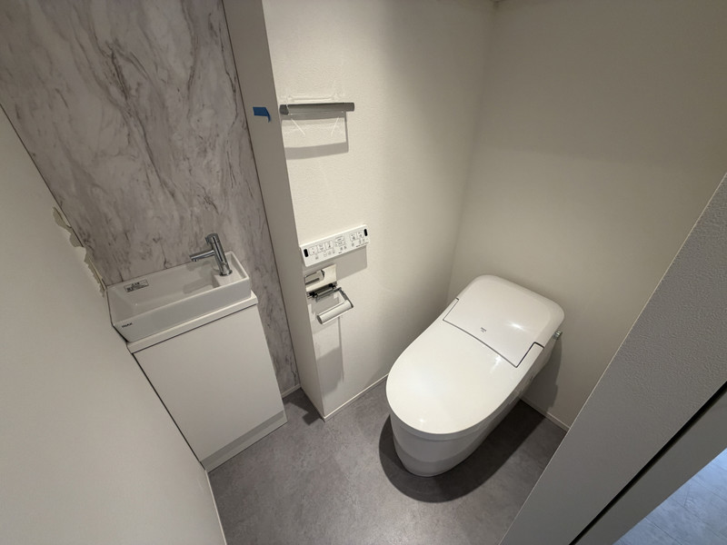 地下鉄烏丸線 丸太町駅 徒歩5分 5階建 築1年のトイレ写真