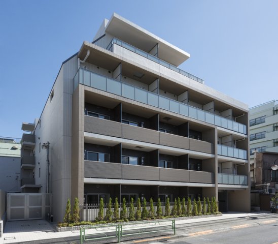 建物外観　鉄筋コンクリート造のがっちりとした建物。