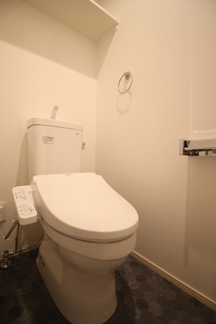 トイレ　トイレ上部には収納棚もありますよ。