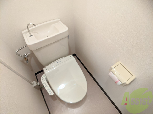 トイレ　ウォシュレットが付いてます。オシリに優しい設備です。
