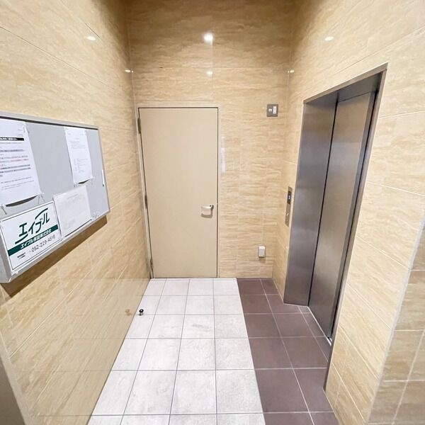 地下鉄鶴舞線 浅間町駅 徒歩2分 10階建 築10年の玄関写真