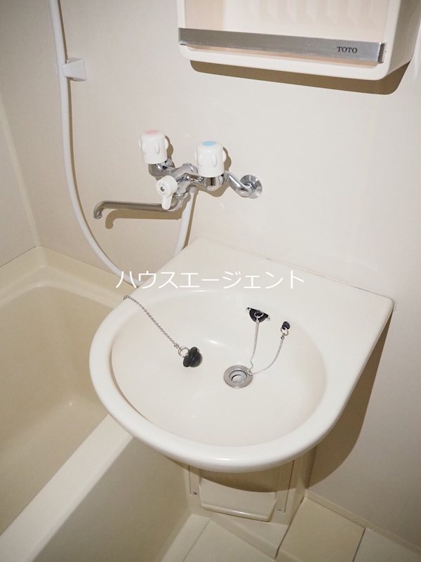 洗面設備　洗面台は浴室内にございます。