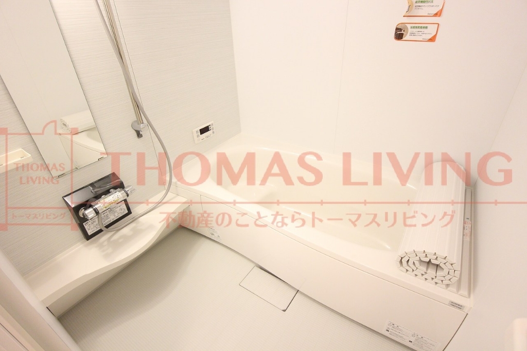 バス・シャワールーム　浴槽は広々一坪タイプでゆっくり入浴できます。