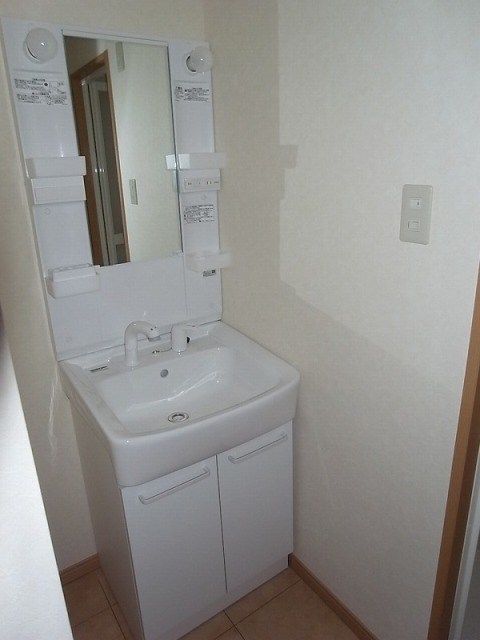 洗面設備　同物件の別部屋の写真です。お引渡し時は原状優先。