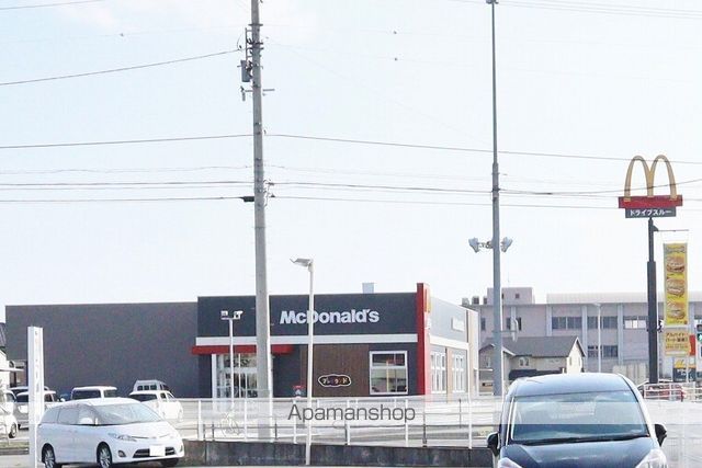 飲食店　マクドナルド徳島川内店（飲食店）まで715m