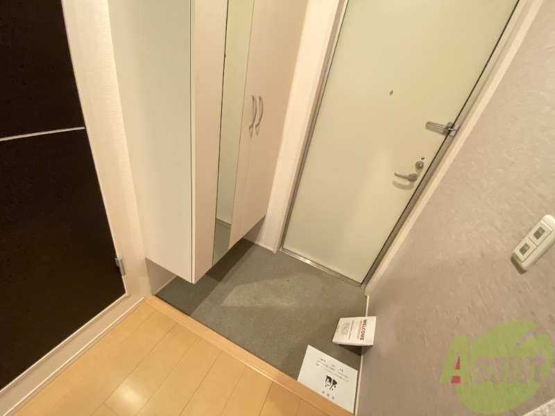 玄関　明るく出迎えてくれるエントランス空間