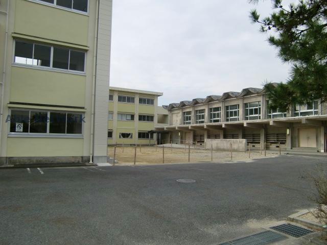 小学校　鈴鹿市立白子小学校（小学校）まで972m