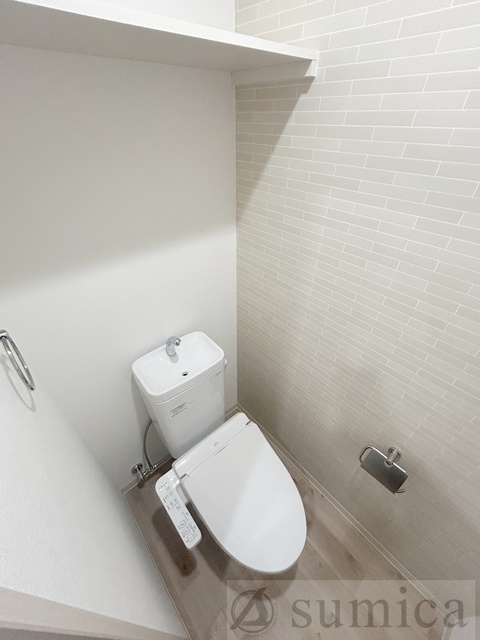 トイレ　人気アイテムの温水洗浄便座。清潔感のあるトイレです。
