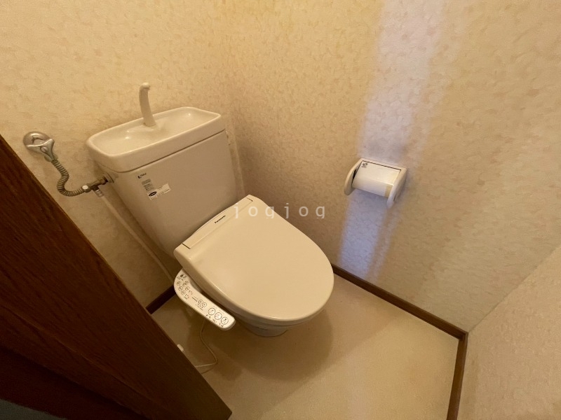 トイレ　嬉しい温水洗浄便座付きのトイレです。