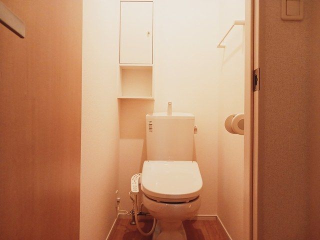 トイレ　落ち着いた色調のトイレです