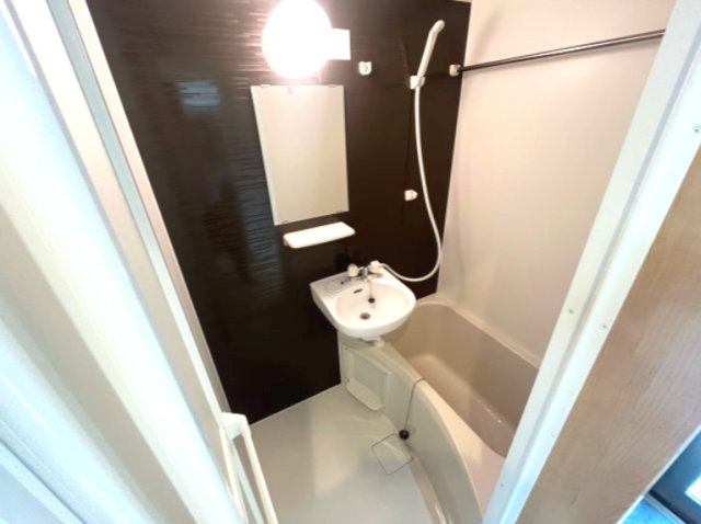 バス・シャワールーム　同建物内別のお部屋の参考写真になります。