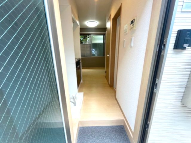 玄関　同建物内別のお部屋の参考写真になります。