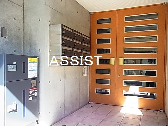 エントランス　写真：設備同仕様の別物件です