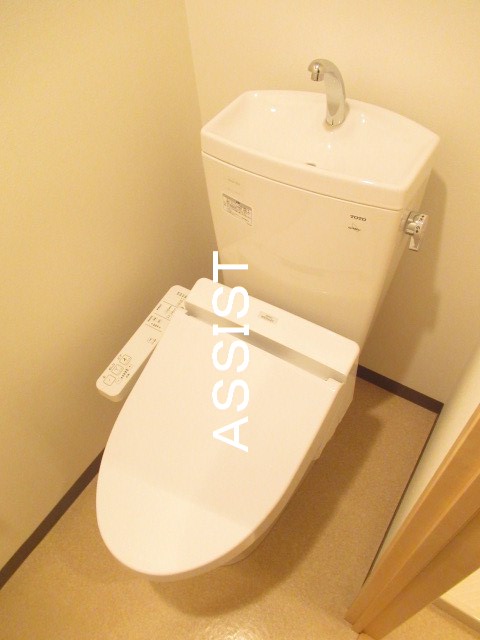 トイレ　写真：設備同仕様の別物件です