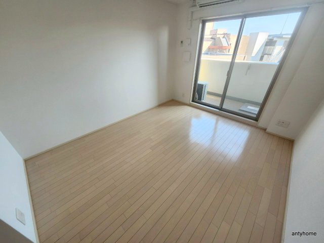 エヴァステージ梅田WESTの居間写真