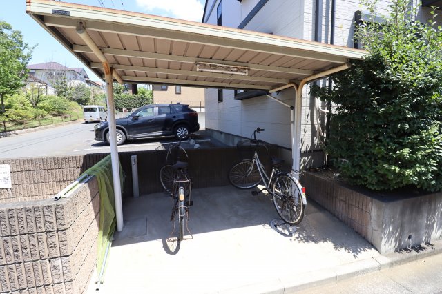 その他共有部分　しっかり屋根付きの駐輪場です！
