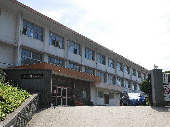 中学校　【北九州市立篠崎中学校】（中学校）まで668m