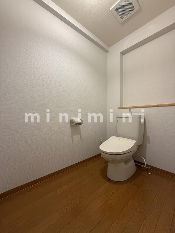 トイレ　※写真は別号室のものですので現状優先とさせていただきます