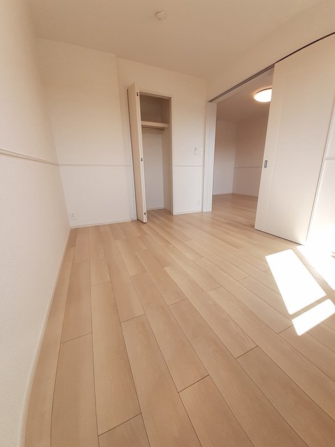 その他　収納付きの洋室もあります☆