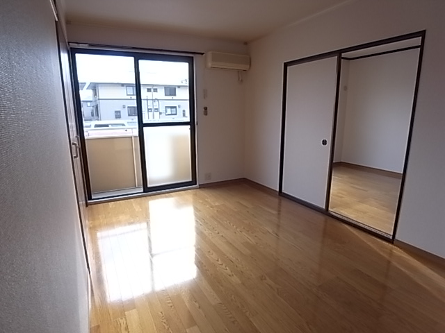 居室・リビング　収納もついていて便利です。