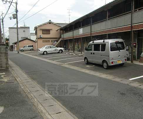 【栄荘の駐車場】