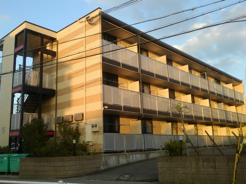 富田林市川向町のマンションの建物外観