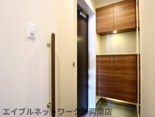 【静岡市駿河区大和のマンションの玄関】