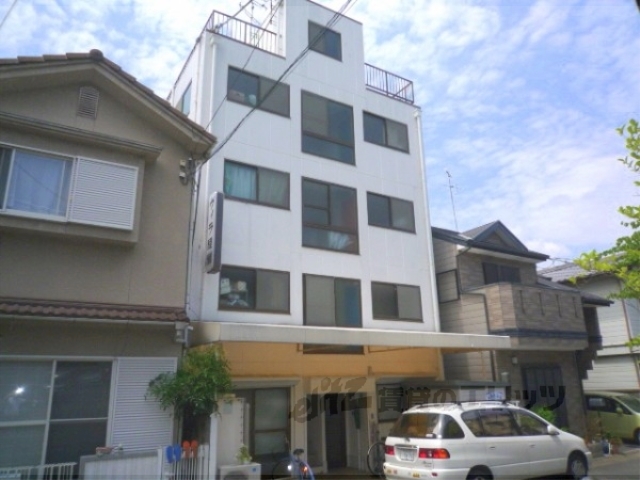 京都市伏見区石田大山町のマンションの建物外観