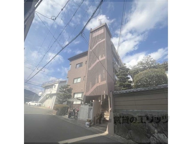京都市右京区嵯峨罧原町のマンションの建物外観