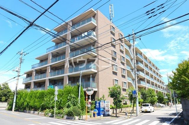 川口市芝塚原のマンションの建物外観