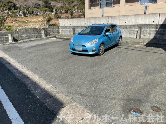 【田原市田原町のアパートの駐車場】