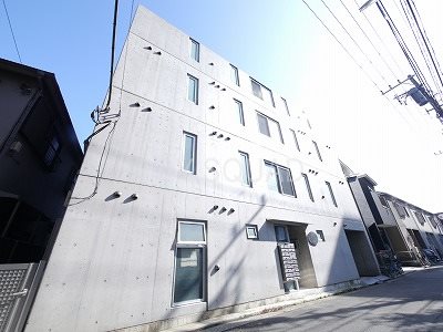 【横浜市神奈川区新町のマンションの建物外観】