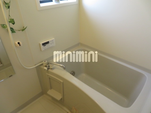 バス・シャワールーム　南向きの明るいリビング