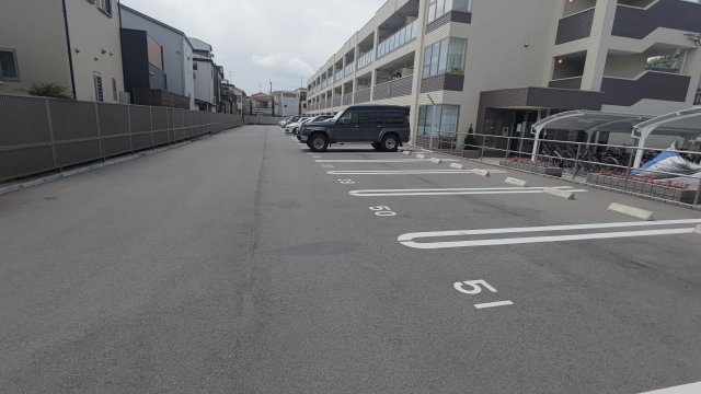 【エルヴィータ大山崎の駐車場】